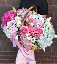 Цветочная композиция из Розы, Хризантемы, Пионы и Лизиантусы в корзине в Морозовке