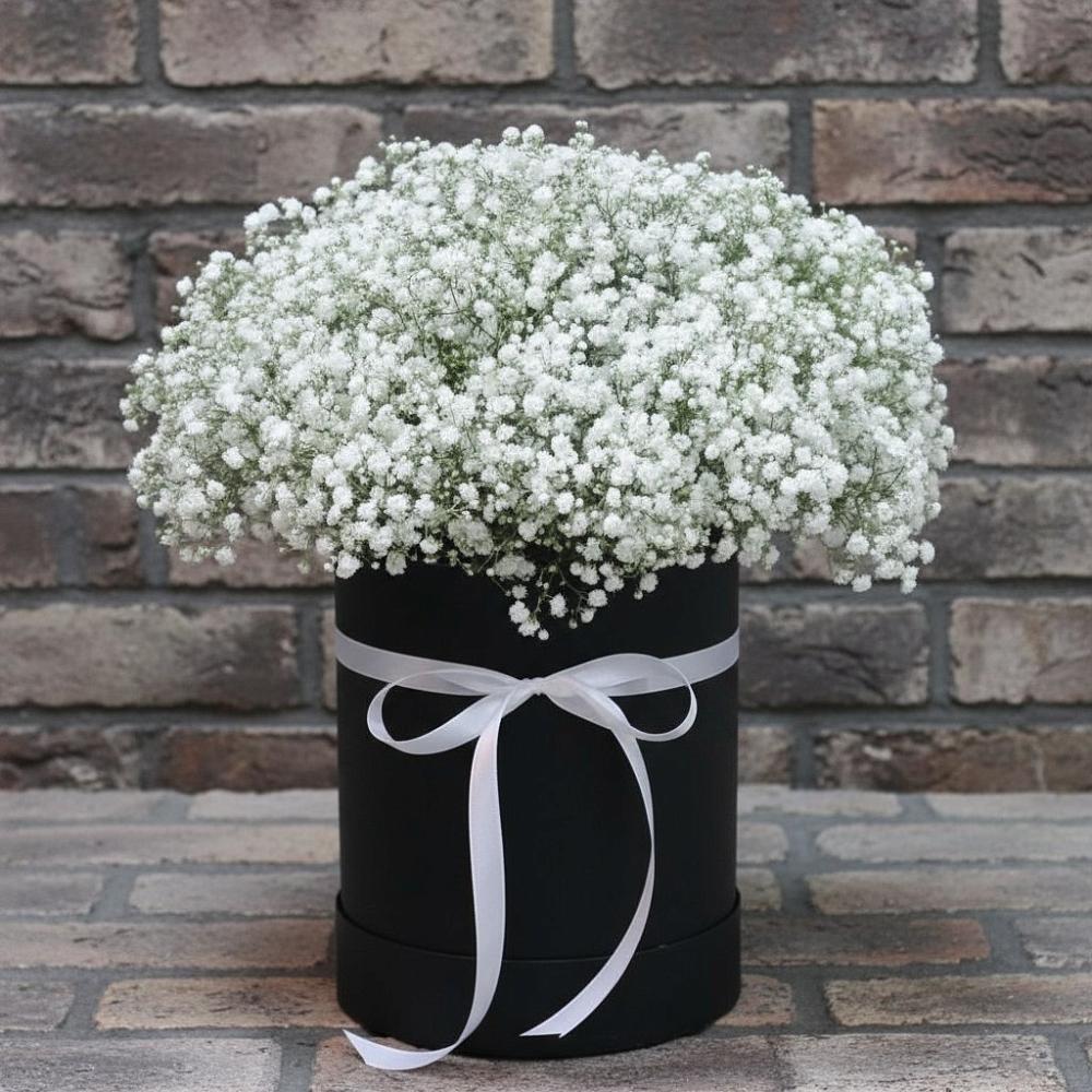 Цветочная композиция из Гипсофила в шляпной коробке в Морозовке