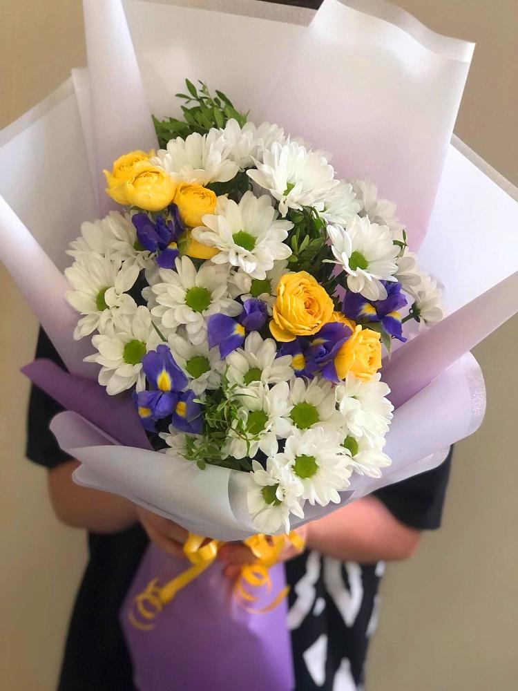 Букет цветов из: Ирисы, Хризантемы и Розы в Морозовке