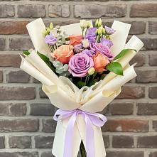 Букет цветов из:  Лизиантусы и Розы в Морозовке