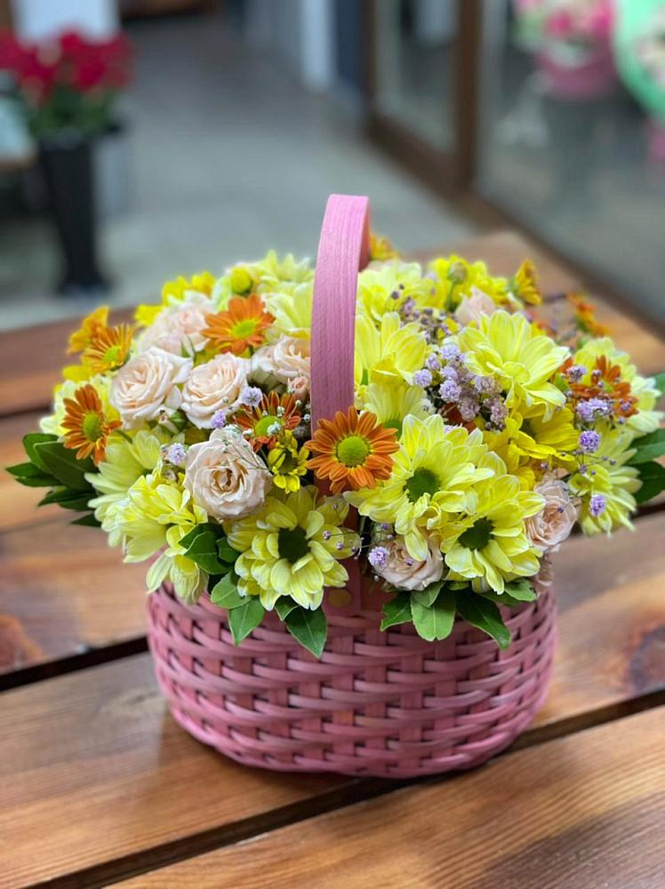 Цветочная композиция из Хризантемы и Розы в корзине в Морозовке