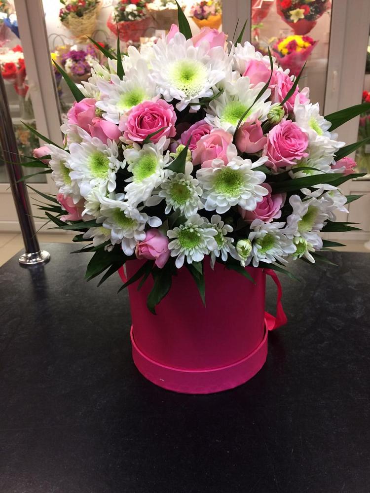 Цветочная композиция из Розы и Хризантемы в шляпной коробке в Морозовке