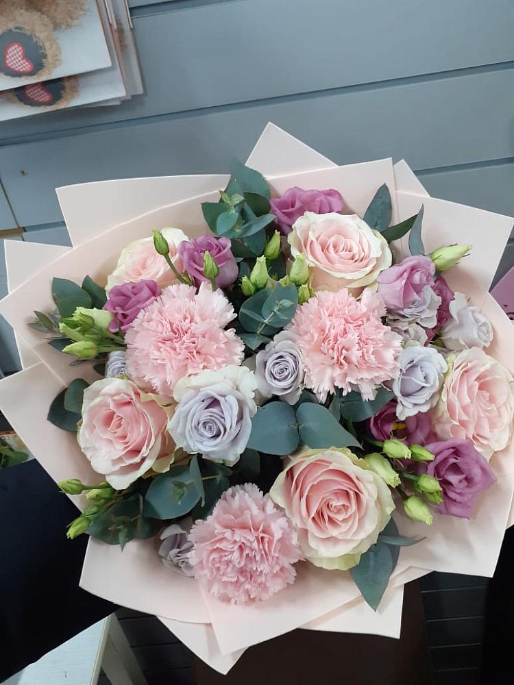 Букет цветов из: Розы, Гвоздики и Лизиантусы в Морозовке